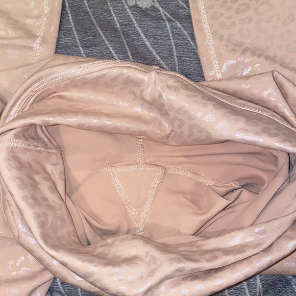 Beyond yoga shiny leopard high waist leggings - Picture 6 of 7